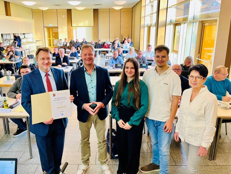 Ehrung der Jazzband der Kreismusikschule mit dem Kulturförderpreis 2025 im Kreistag Sonneberg – Personen von rechts nach links: Petra Adelbert (Leiterin der Kreismusikschule), Jorne Baumann, Kim Biedermann, Hartmut Martin (Leiter der Jazzband), Landrat Robert Sesselmann