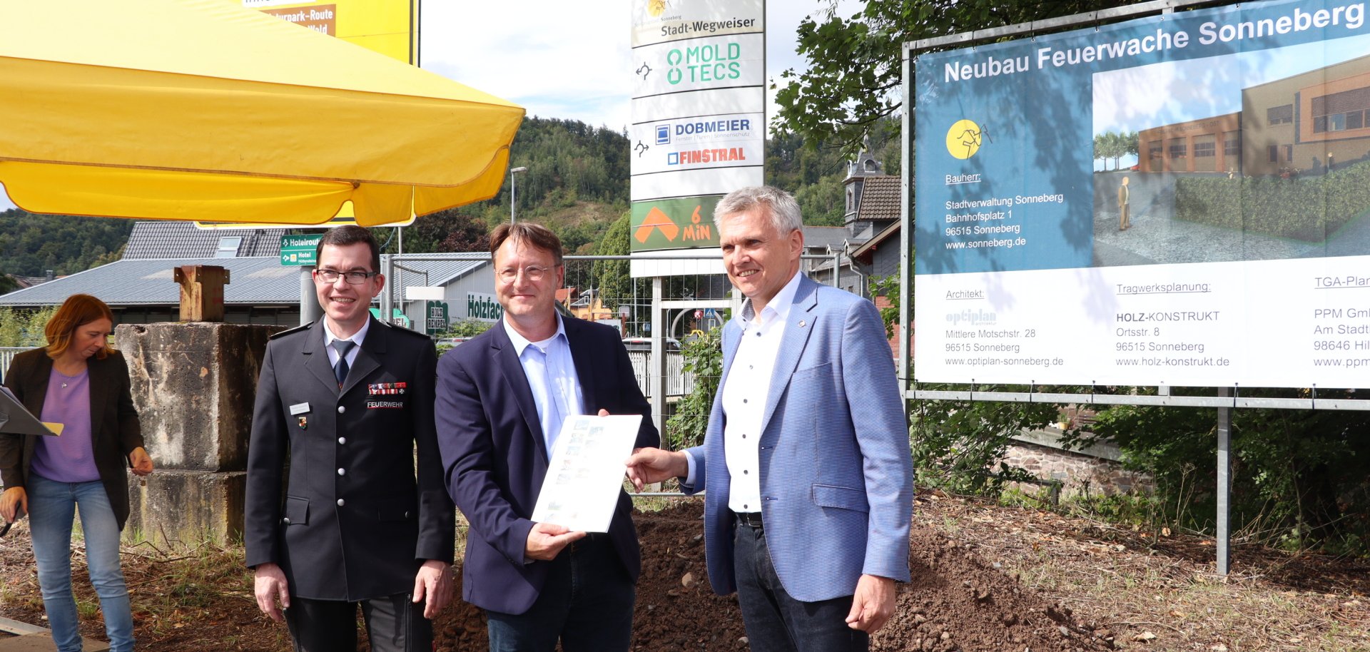 Übergabe des Zuwendungsbescheids an Sonnebergs Bürgermeister Dr. Heiko Voigt durch Landrat Robert Sesselmann und Kreisbrandinspektor Mathias Nüchterlein