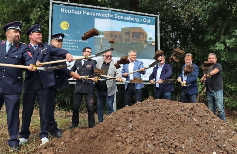 René Gundermann, Wehrführer der Freiwilligen Feuerwehr Sonneberg-Ost und sein Stellvertreter Sandro Räder, Stadtbrandmeister Jörg Lützelberger, Kreisbrandinspektor Mathias Nüchterlein, MdL Jürgen Treutler, Bürgermeister Heiko Voigt, Landrat Robert Sesselmann, Bauamtsleiter Holger Scheler und Architekt Thomas Müller von Optiplan (von links nach rechts) beim feierlichen Spatenstich zum Neubau der Feuerwache für die Freiwillige Feuerwehr Sonneberg-Ost. 