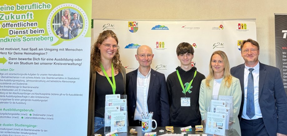 Landrat Robert Sesselmann und Vize-Landrat Andreas Groß am Stand des Landkreises