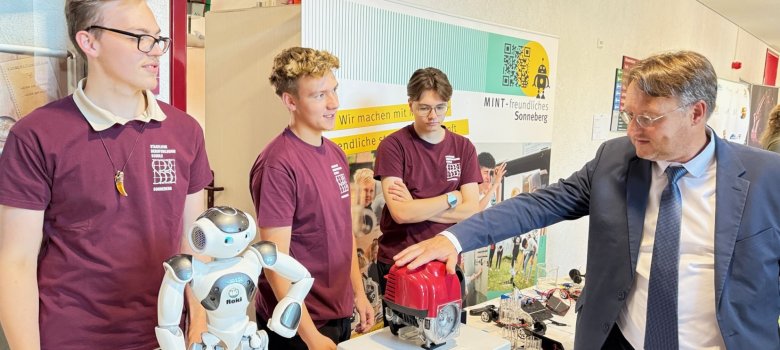 Landrat Robert Sesselmann am Stand der Robotik-AG der SBBS Sonneberg