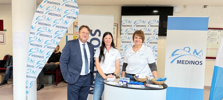 Landrat Robert Sesselmann am Stand der MEDINOS Kliniken GmbH des Landkreises Sonneberg