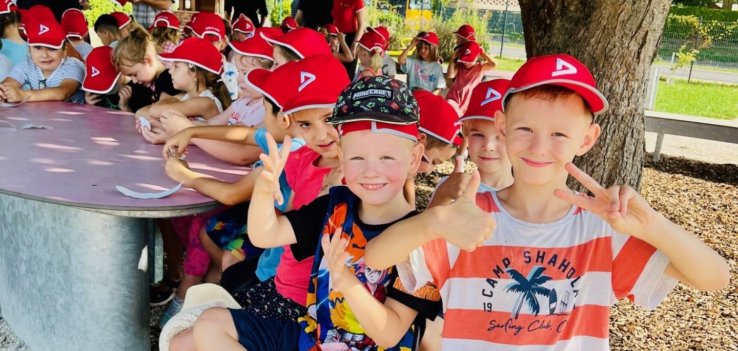 Übergabe Signalmützen Grube-Schule