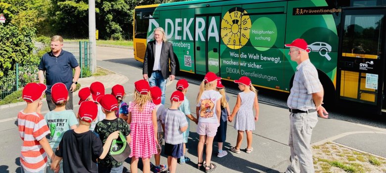 Übergabe Signalmützen Grube-Schule