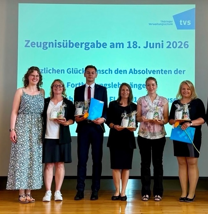 Gruppenfoto mit den Absolventinnen und Absolventen des Fortbildungslehrgangs II zur Zeugnisübergabe an der Thüringer Verwaltungsschule Gotha, Personen von links nach rechts: Josefine Weidenhammer (Amt für Personal und Organisation), Ellen Baumann-Straub, Pascal Neuber, Linda Ehrlicher, Juliane Ross und Janine Schunk