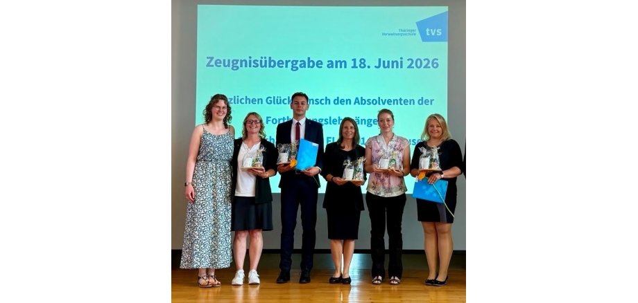 Gruppenfoto mit den Absolventinnen und Absolventen des Fortbildungslehrgangs II zur Zeugnisübergabe an der Thüringer Verwaltungsschule Gotha, Personen von links nach rechts: Josefine Weidenhammer (Amt für Personal und Organisation), Ellen Baumann-Straub, Pascal Neuber, Linda Ehrlicher, Juliane Ross und Janine Schunk