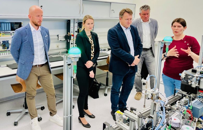 Einweihung des Elektrotechnik-Fachkabinetts der SBBS Sonneberg Einweihung des Elektrotechnik-Fachkabinetts der SBBS Sonneberg