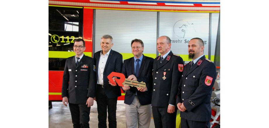 Kreisbrandinspektor Mathias Nüchterlein, Sonnebergs Bürgermeister Dr. Heiko Voigt, Landrat Robert Sesselmann, Wehrführer Michael Höfner und der stellvertretende Stadtbrandmeister René Gundermann (v.l.n.r.) freuen sich über das neue Einsatzfahrzeug.