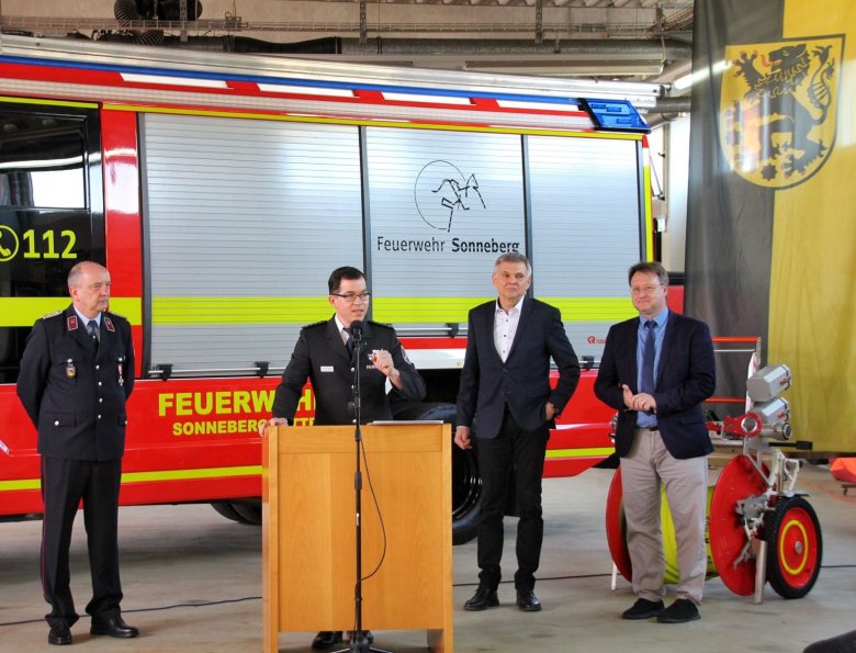 Wehrführer Michael Höfner, Kreisbrandinspektor Mathias Nüchterlein, Sonnebergs Bürgermeister Dr. Heiko Voigt und Landrat Robert Sesselmann (v.l.n.r.) bei der Fahrzeugübergabe.