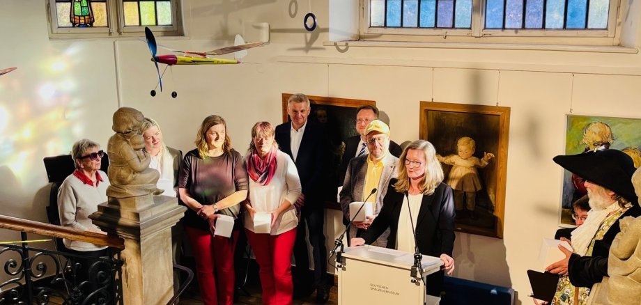 Museumsleiterin Christine Spiller übergab Erinnerungsstücke an die Ehrengäste Museumsleiterin Christine Spiller übergab Erinnerungsstücke an die Ehrengäste