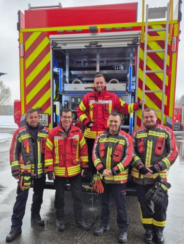 Überführung des neuen Groß-Tanklöschfahrzeug durch Vertreter der Kreisbrandinspektion unter Führung von Kreisbrandinspektor Mathias Nüchterlein. Überführung des neuen Groß-Tanklöschfahrzeug durch Vertreter der Kreisbrandinspektion unter Führung von Kreisbrandinspektor Mathias Nüchterlein.