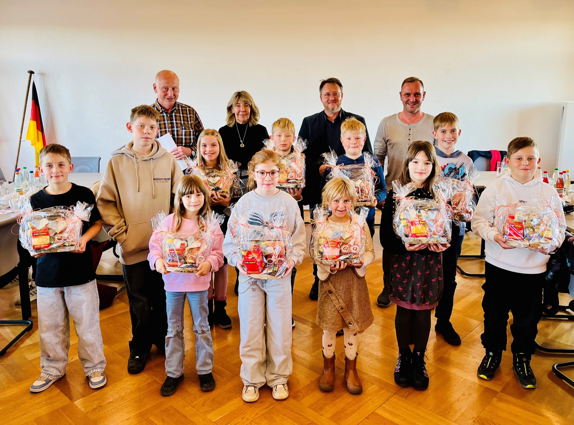 Die Gewinner des Rätsels im diesjährigen Abfuhrterminheft mit dem Team vom Amt für Abfallwirtschaft und Landrat Robert Sesselmann.