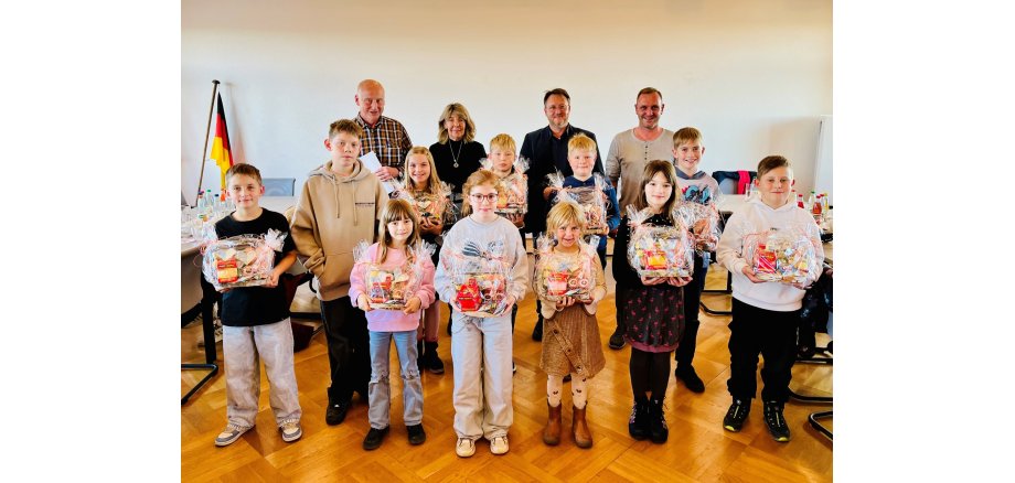Die Gewinner des Rätsels im diesjährigen Abfuhrterminheft mit dem Team vom Amt für Abfallwirtschaft und Landrat Robert Sesselmann. Die Gewinner des Rätsels im diesjährigen Abfuhrterminheft mit dem Team vom Amt für Abfallwirtschaft und Landrat Robert Sesselmann.