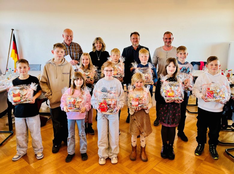 Die Gewinner des Rätsels im diesjährigen Abfuhrterminheft mit dem Team vom Amt für Abfallwirtschaft und Landrat Robert Sesselmann. Die Gewinner des Rätsels im diesjährigen Abfuhrterminheft mit dem Team vom Amt für Abfallwirtschaft und Landrat Robert Sesselmann.