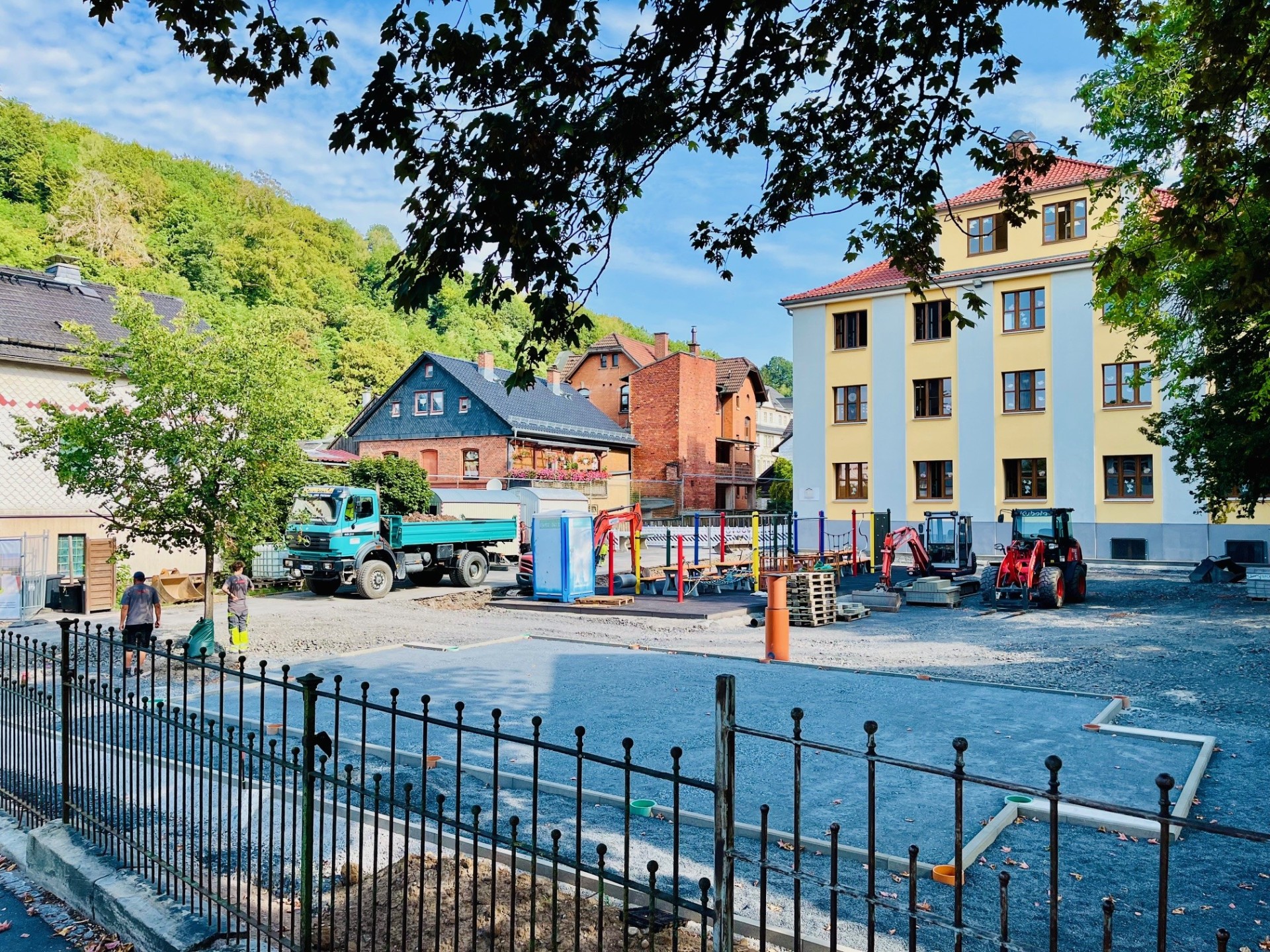 Bauarbeiten an der Grundschule Geschwister Scholl zur Schulhofgestaltung im Rahmen des GanztagInvest-Programms II