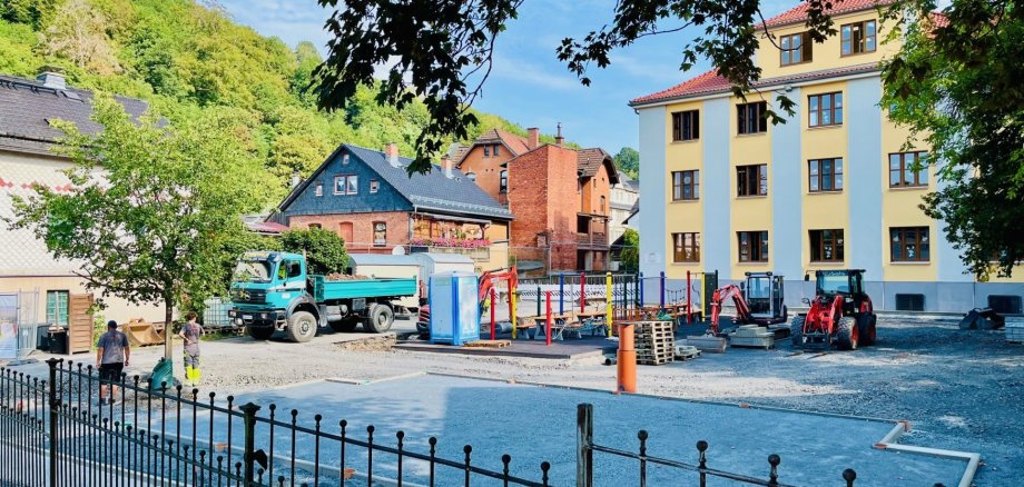 Bauarbeiten an der Grundschule Geschwister Scholl zur Schulhofgestaltung im Rahmen des GanztagInvest-Programms II Bauarbeiten an der Grundschule Geschwister Scholl zur Schulhofgestaltung im Rahmen des GanztagInvest-Programms II