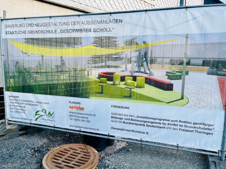 Hinweisschild an der Grundschule Geschwister Scholl zur Schulhofgestaltung im Rahmen des GanztagInvest-Programms II Hinweisschild an der Grundschule Geschwister Scholl zur Schulhofgestaltung im Rahmen des GanztagInvest-Programms II