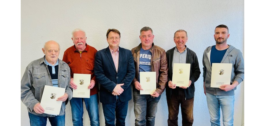 Die Pilzberater Manfred Siegel (l.), Peter Püwert (2.v.l.), Michael Vogel (3.v.r.), Klaus Gründonner (2.v.r.) und Sven Heinz (r.) mit Landrat Robert Sesselmann bei der Übergabe ihrer Berufungsurkunden