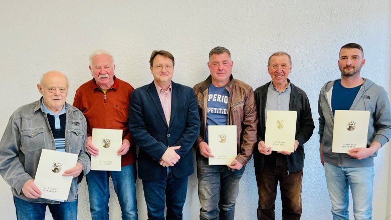 Die Pilzberater Manfred Siegel (l.), Peter Püwert (2.v.l.), Michael Vogel (3.v.r.), Klaus Gründonner (2.v.r.) und Sven Heinz (r.) mit Landrat Robert Sesselmann bei der Übergabe ihrer Berufungsurkunden