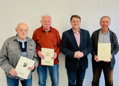 Foto des Landrates mit den Jubilaren: Seit 55 Jahren ist Manfred Siegel (l.) Pilzberater, Peter Püwert (2.v.l.) und Klaus Gründonner (r.) sind es seit 50 Jahren.