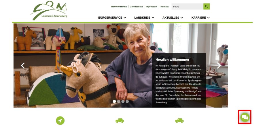 Screenshot der Homepage des Landkreises Sonneberg mit dem Chatbot-Button unten rechts