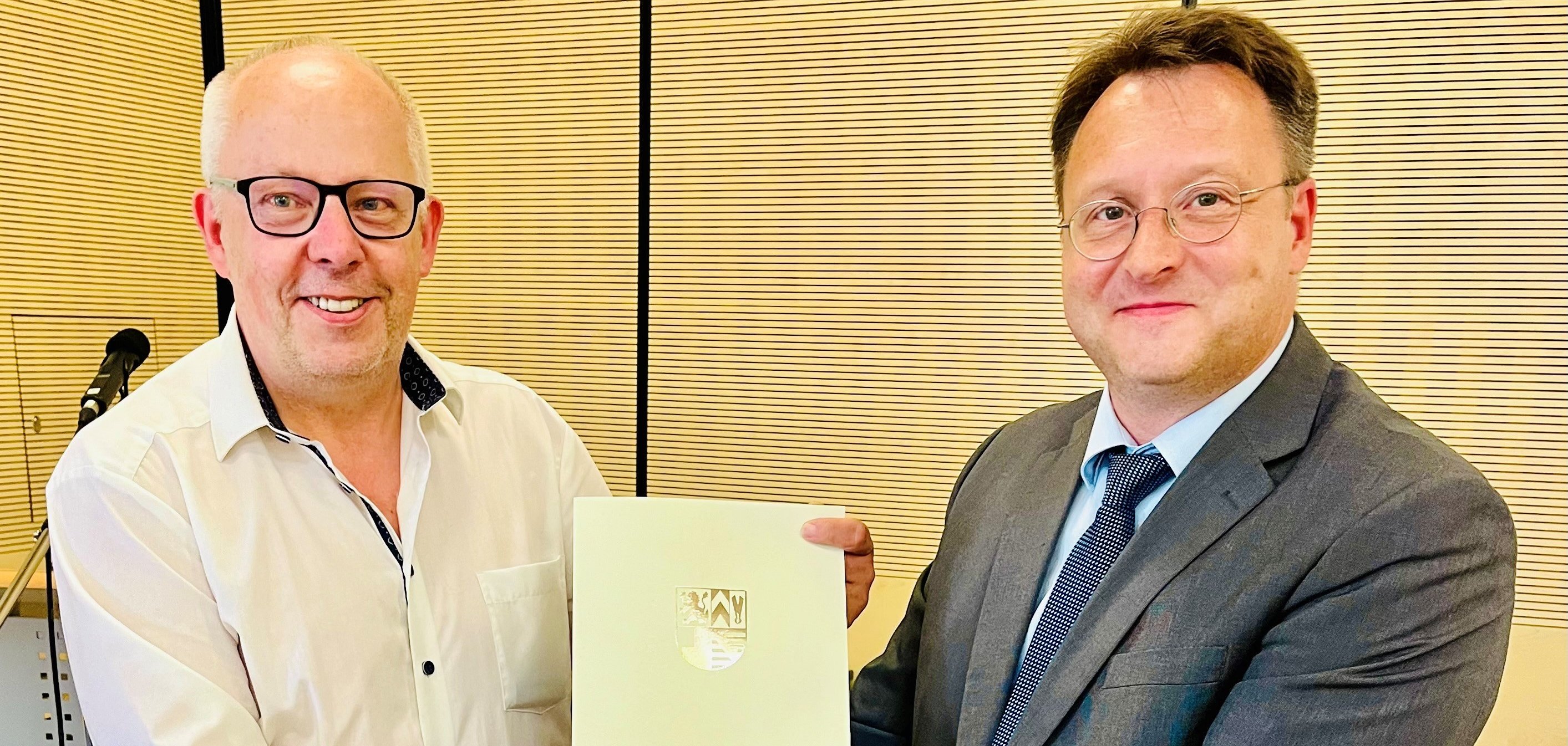 Berufung im Kreistag Sonneberg: Behindertenbeauftragter Siegfried Spindler (l.) mit Landrat Robert Sesselmann (r.)