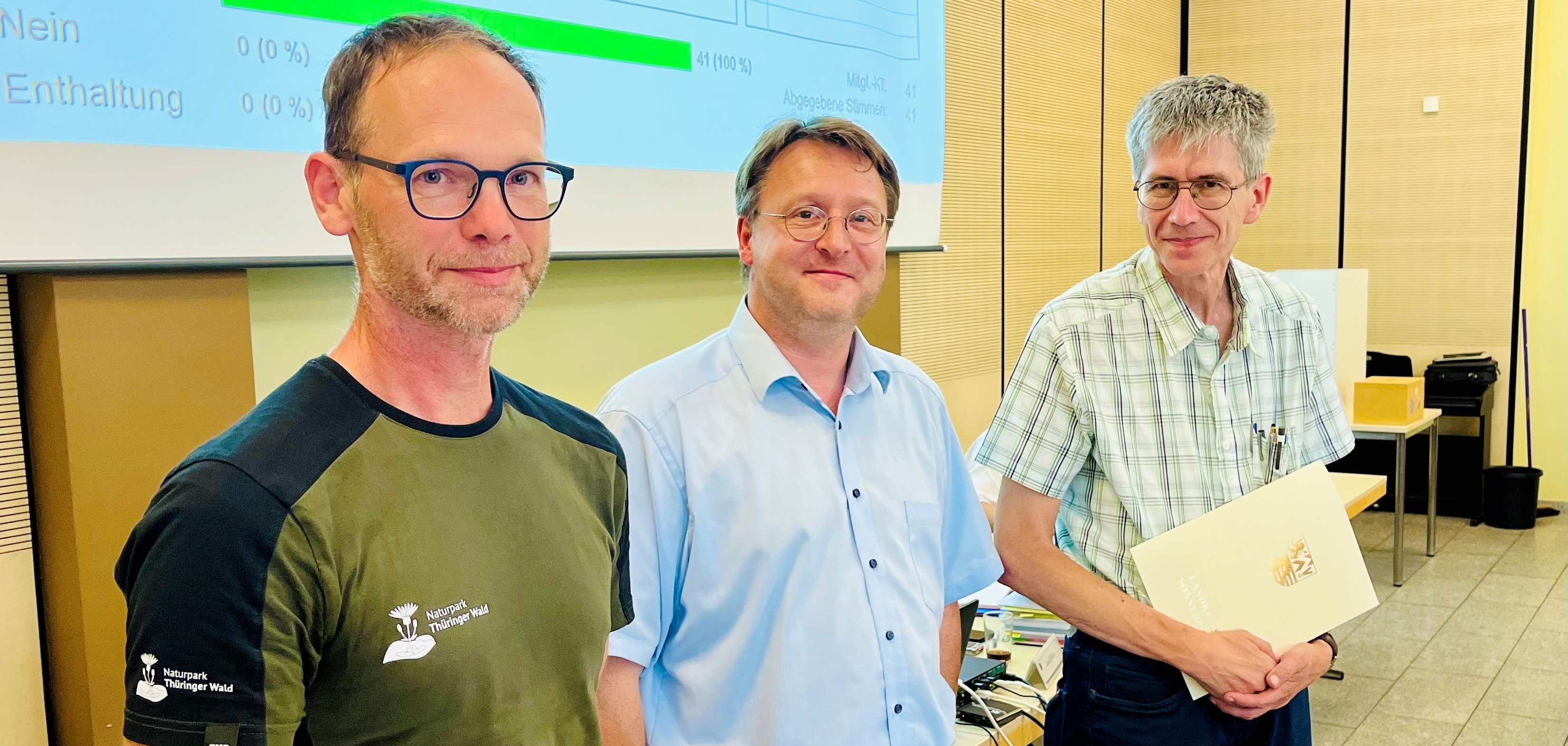 Kreiswegewart Ralf Kirchner (l.) und Kreisheimatpfleger Thomas Schwämmlein (r.) mit Landrat Robert Sesselmann (M.)