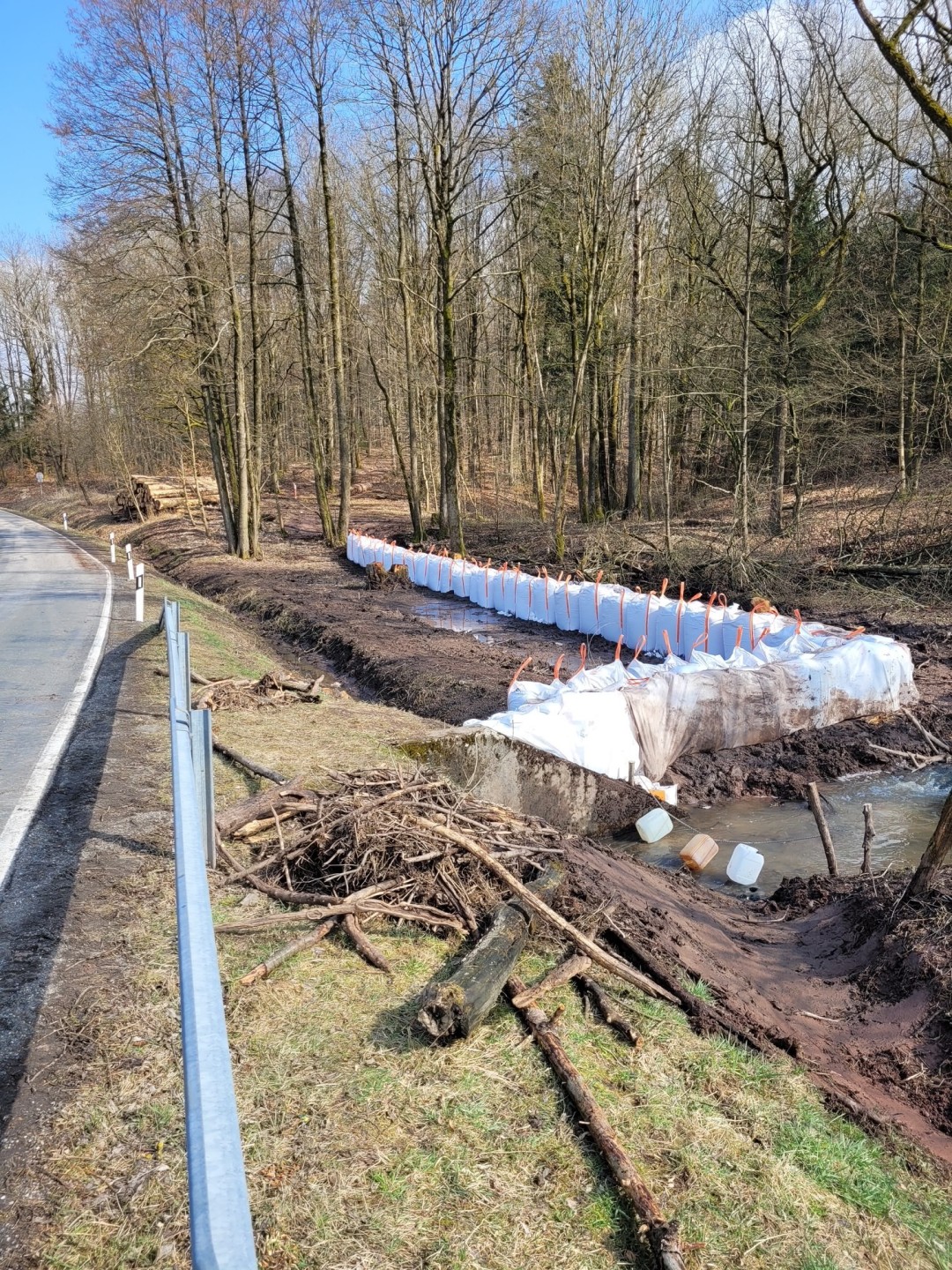 Die durch den Einbau von „Big Bags“ gesicherte Kreisstraße 23