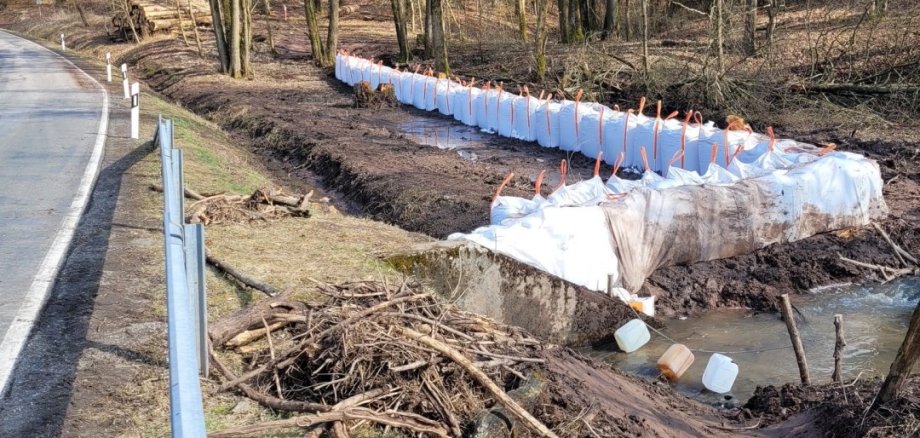 Die durch den Einbau von „Big Bags“ gesicherte Kreisstraße 23