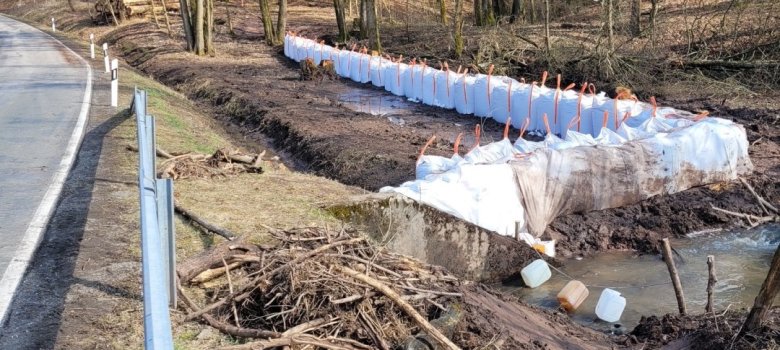Die durch den Einbau von „Big Bags“ gesicherte Kreisstraße 23 Die durch den Einbau von „Big Bags“ gesicherte Kreisstraße 23