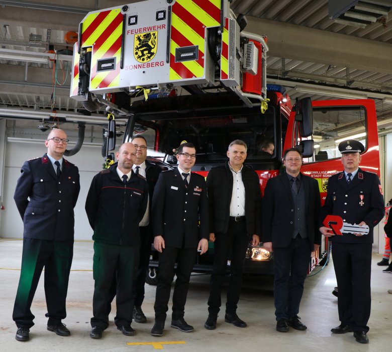 Das neue Drehleiterfahrzeug für die Stützpunktfeuerwehr Sonneberg-Mitte Das neue Drehleiterfahrzeug für die Stützpunktfeuerwehr Sonneberg-Mitte