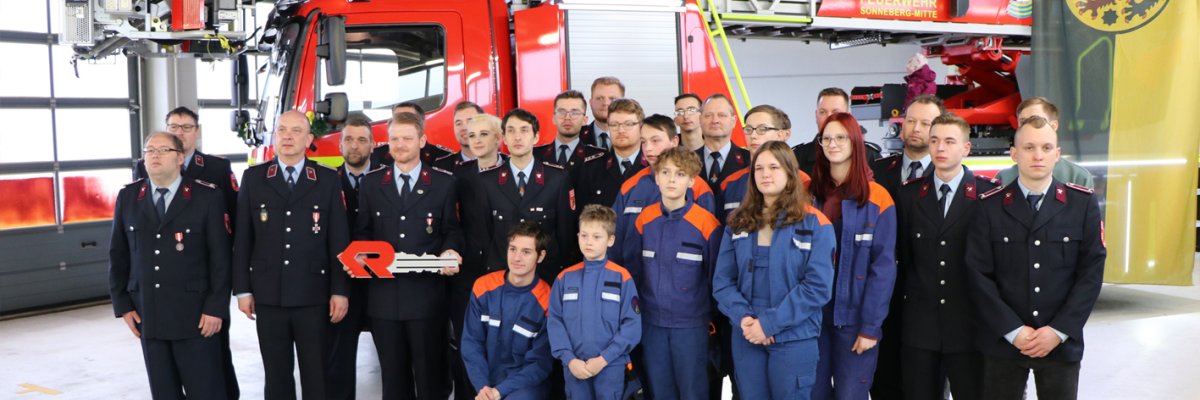 Das neue Drehleiterfahrzeug für die Stützpunktfeuerwehr Sonneberg-Mitte Das neue Drehleiterfahrzeug für die Stützpunktfeuerwehr Sonneberg-Mitte