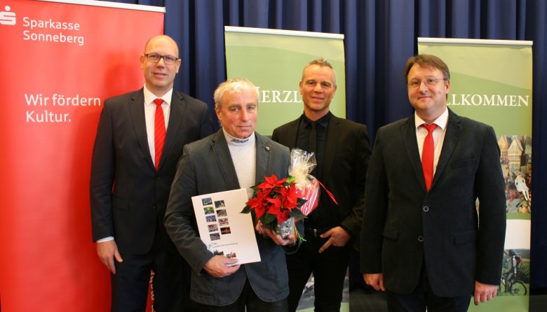 Ehrung von Uwe Oberender (2.v.l.) durch Landrat Robert Sesselmann (r.), Sparkassenvorstand Torsten Traut (l.) und Jugendamtsleiter Stefan Müller (2.v.r.)