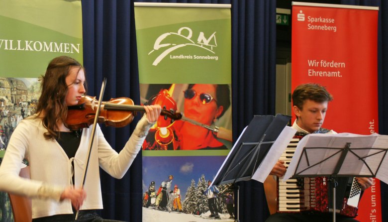 Die Ehrenamtsveranstaltung wurde musikalisch durch Jarah Engel und Walther Lorenz von der Kreismusikschule begleitet.