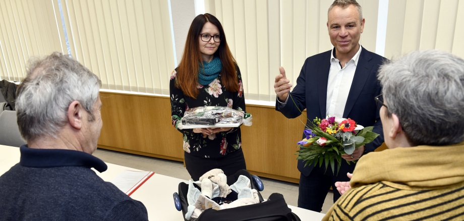 Ehrung der langjährigen Bereitschaftspflegeeltern durch Sachgebietsleiterin Annette Hoffmann und Stefan Müller, Leiter des Jugendamtes