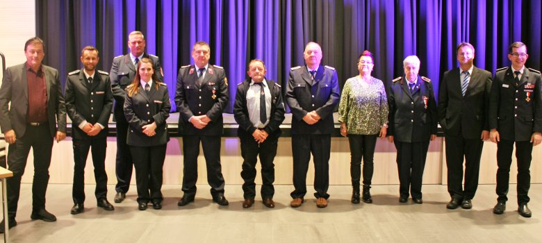 Gruppenbild mit den langjährigen Feuerwehrangehörigen, die mit dem goldenen Brandschutzehrenzeichen gewürdigt wurden