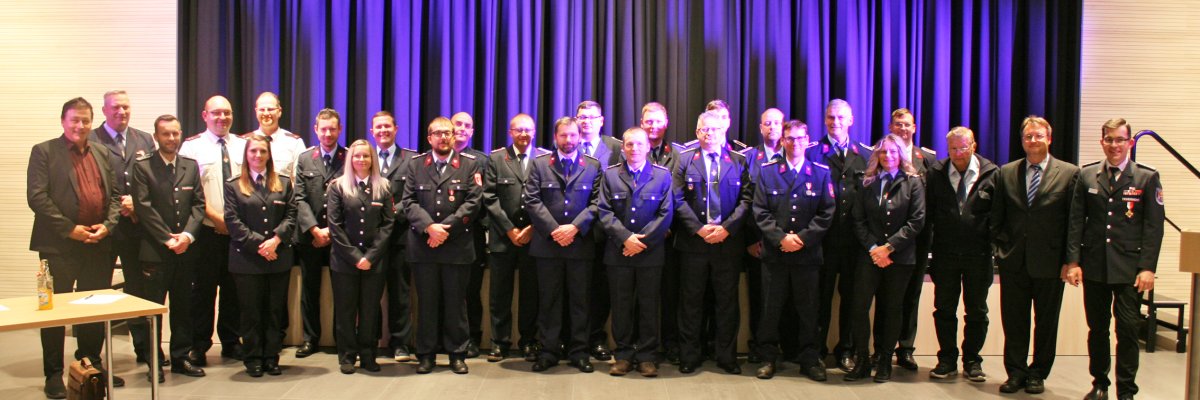 Gruppenbild mit den langjährigen Feuerwehrangehörigen, die mit dem silbernen Brandschutzehrenzeichen gewürdigt wurden Gruppenbild mit den langjährigen Feuerwehrangehörigen, die mit dem silbernen Brandschutzehrenzeichen gewürdigt wurden