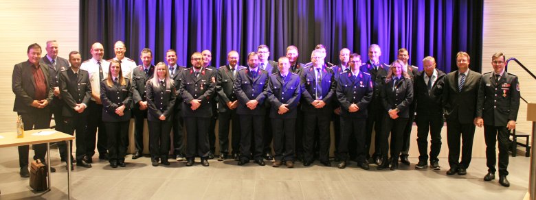 Gruppenbild mit den langjährigen Feuerwehrangehörigen, die mit dem silbernen Brandschutzehrenzeichen gewürdigt wurden