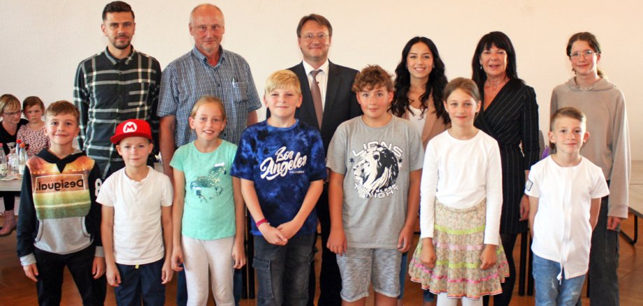 Die anwesenden Gewinner des Abfallrätsels 2023 mit Landrat Robert Sesselmann und dem Team der Abfallwirtschaft