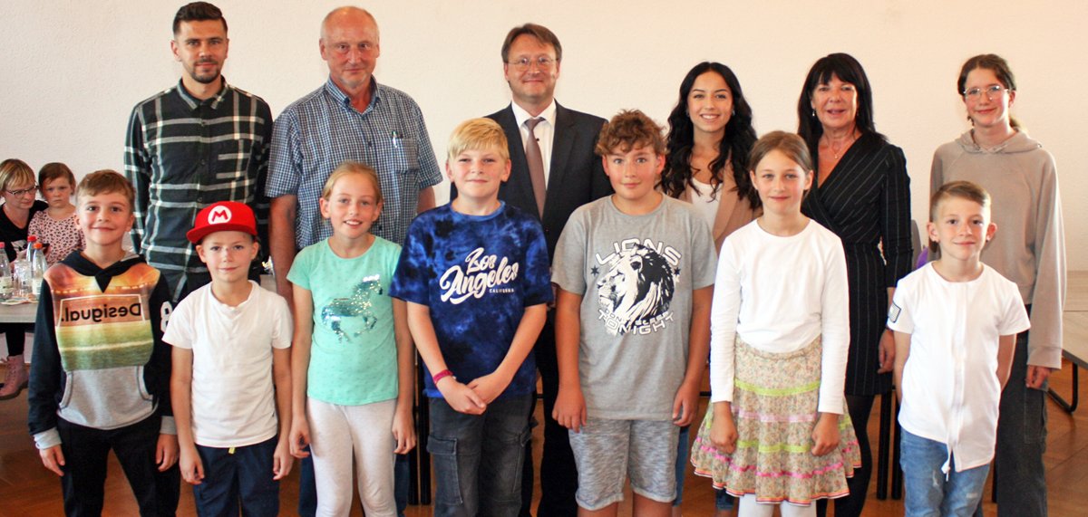 Die anwesenden Gewinner des Abfallrätsels 2023 mit Landrat Robert Sesselmann und dem Team der Abfallwirtschaft Die anwesenden Gewinner des Abfallrätsels 2023 mit Landrat Robert Sesselmann und dem Team der Abfallwirtschaft