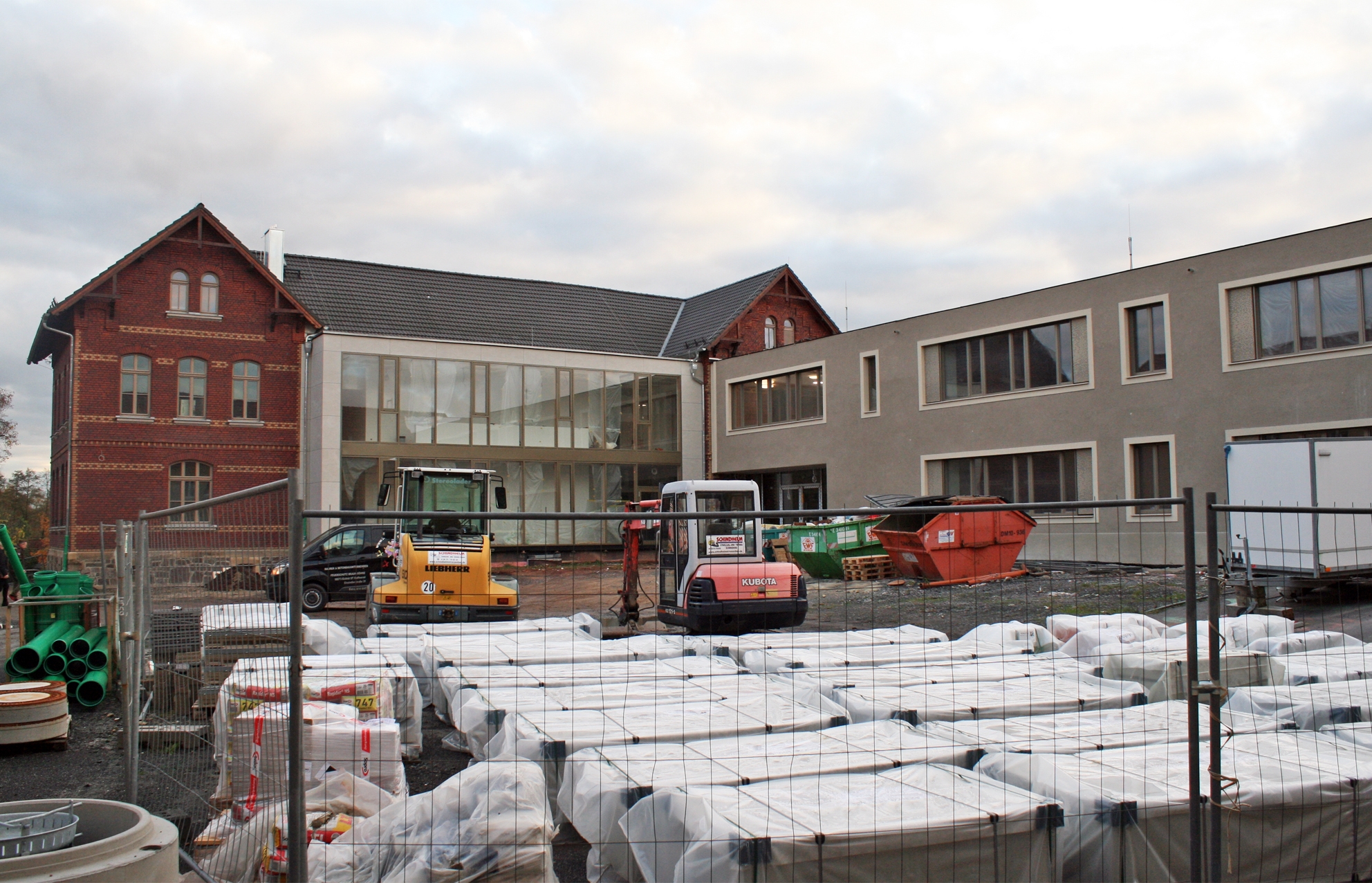 Die ehemalige Backsteinschule und der neu errichtete Anbau