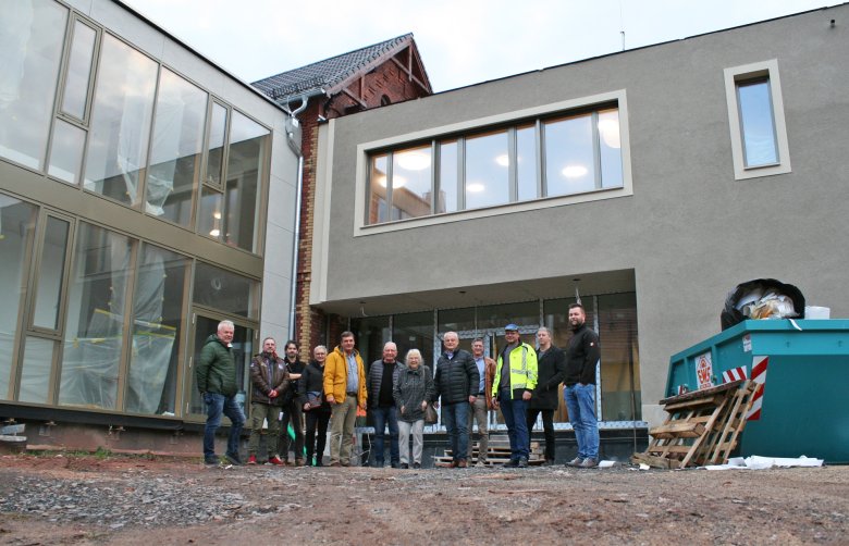 Mitglieder des Bau- und Vergabeausschusses des Kreistages Sonneberg mit Verwaltungsmitarbeitern vor dem Anbau