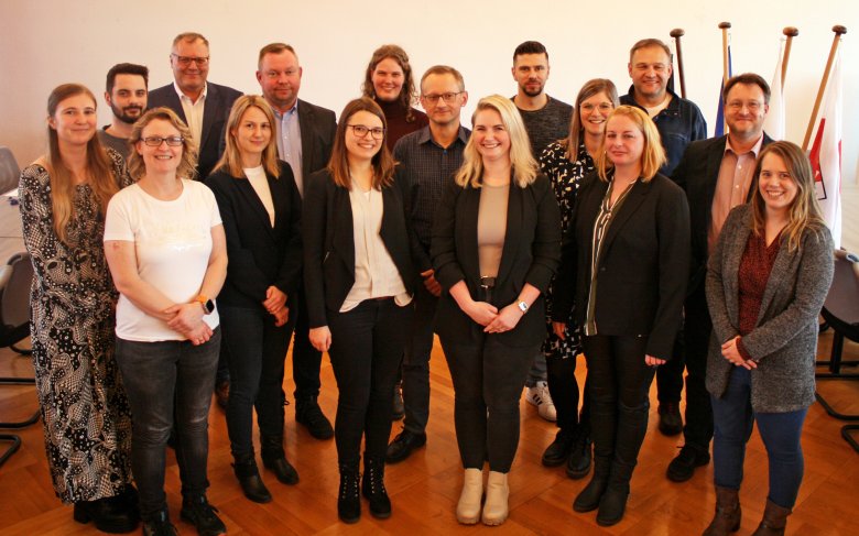 Gruppenfoto mit den Absolventinnen und Absolventen des Lehrgangs zum Ausbilderschein