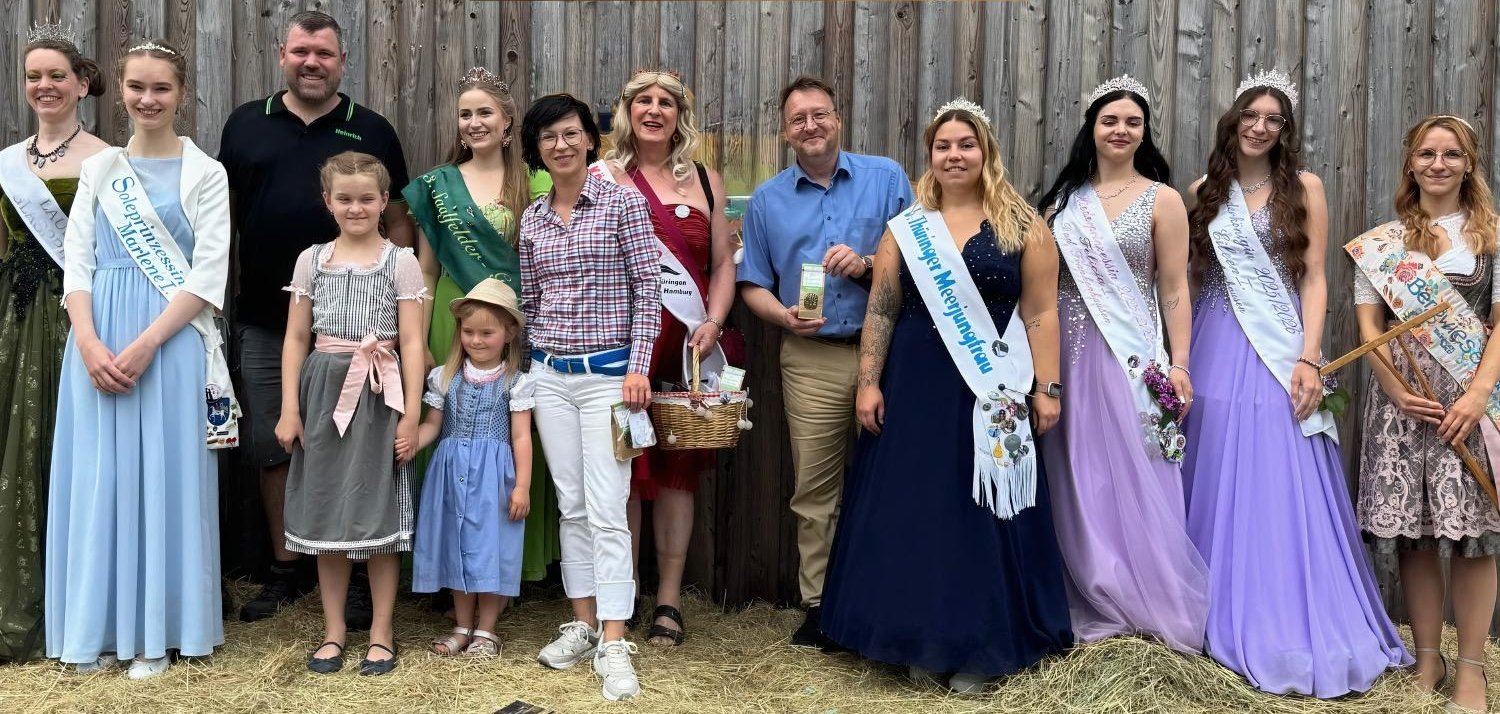 Gruppenfoto der Prinzessinnen mit Heinrich Meusel (3.v.l.), der Landtagsabgeordneten Melanie Berger (7.v.l.) und Landrat Robert Sesselmann (5.v.r.)