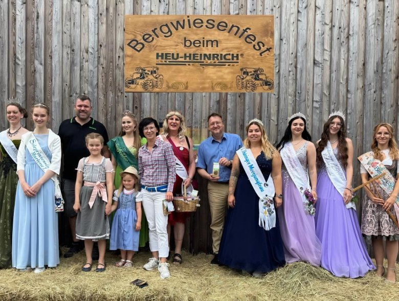 Gruppenfoto der Prinzessinnen mit Heinrich Meusel (3.v.l.), der Landtagsabgeordneten Melanie Berger (7.v.l.) und Landrat Robert Sesselmann (5.v.r.) Gruppenfoto der Prinzessinnen mit Heinrich Meusel (3.v.l.), der Landtagsabgeordneten Melanie Berger (7.v.l.) und Landrat Robert Sesselmann (5.v.r.)
