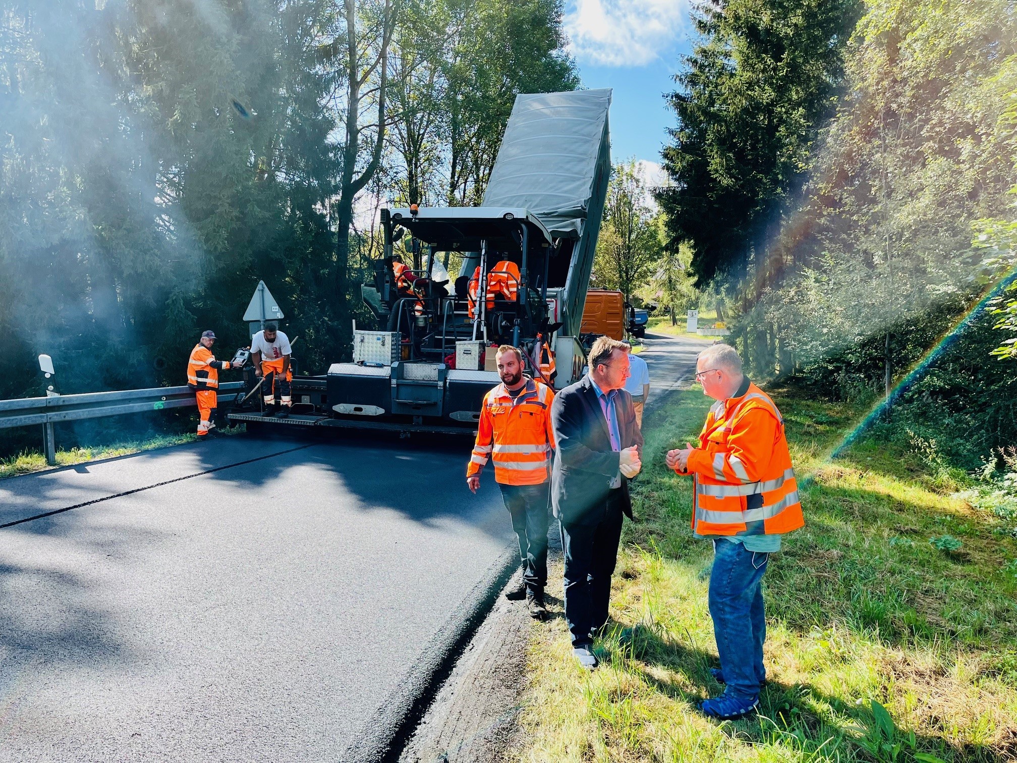 Bauingenieur Uwe Buhmann im Gespräch mit Landrat Robert Sesselmann