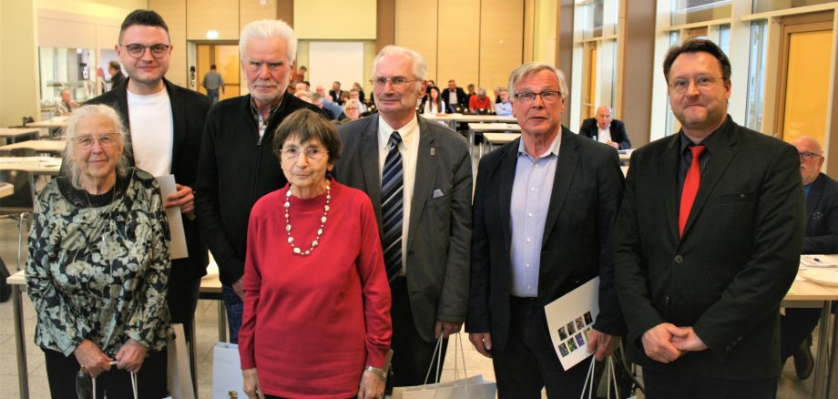Einen besonderen Dank erhielten die langjährigen Kreistagsmitglieder Almuth Beck (stellvertretende Kreistagsvorsitzende, l.), Astrid Nerlich (4.v.l.), Wilfried Luther (Kreistagsvorsitzender und seit 1990 ununterbrochen Kreisrat, M.), Rolf Schwämmlein (2.v.r.), Wilhelm-Rainer Häusler (3.v.l.) und Christian Tanzmeier (ehrenamtlicher Beigeordneter, 2.v.l.). Landrat Robert Sesselmann (r.) würdigte die Kreisräte mit Urkunden und Präsenten.