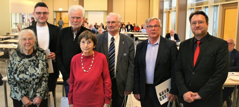Einen besonderen Dank erhielten die langjährigen Kreistagsmitglieder Almuth Beck (stellvertretende Kreistagsvorsitzende, l.), Astrid Nerlich (4.v.l.), Wilfried Luther (Kreistagsvorsitzender und seit 1990 ununterbrochen Kreisrat, M.), Rolf Schwämmlein (2.v.r.), Wilhelm-Rainer Häusler (3.v.l.) und Christian Tanzmeier (ehrenamtlicher Beigeordneter, 2.v.l.). Landrat Robert Sesselmann (r.) würdigte die Kreisräte mit Urkunden und Präsenten.