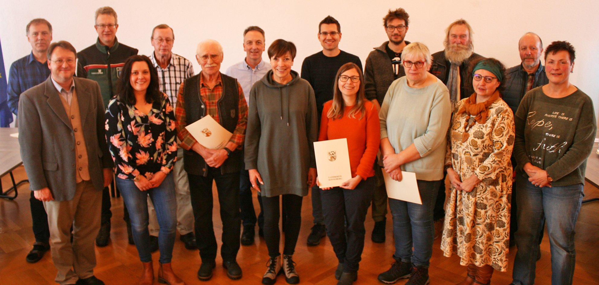 Die Mitglieder und Stellvertreter des Naturschutzbeirates mit Landrat Robert Sesselmann und Mitarbeitern der unteren Naturschutzbehörde im Landratsamt Sonneberg Die Mitglieder und Stellvertreter des Naturschutzbeirates mit Landrat Robert Sesselmann und Mitarbeitern der unteren Naturschutzbehörde im Landratsamt Sonneberg