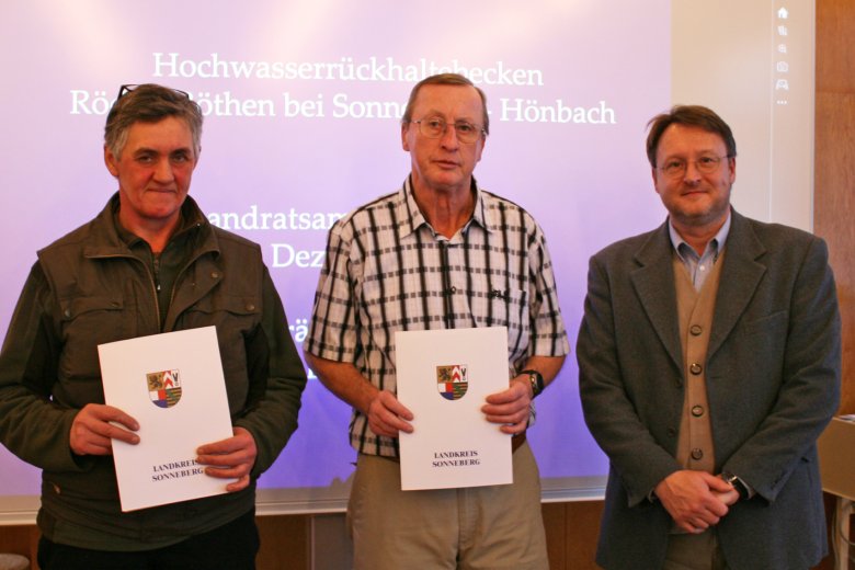 Gabriele Fischer (l.) von der Kreisjägerschaft Sonneberg und Joachim Dorst (M.) wurden für ihren Einsatz im Artenschutz durch Landrat Robert Sesselmann gewürdigt. 